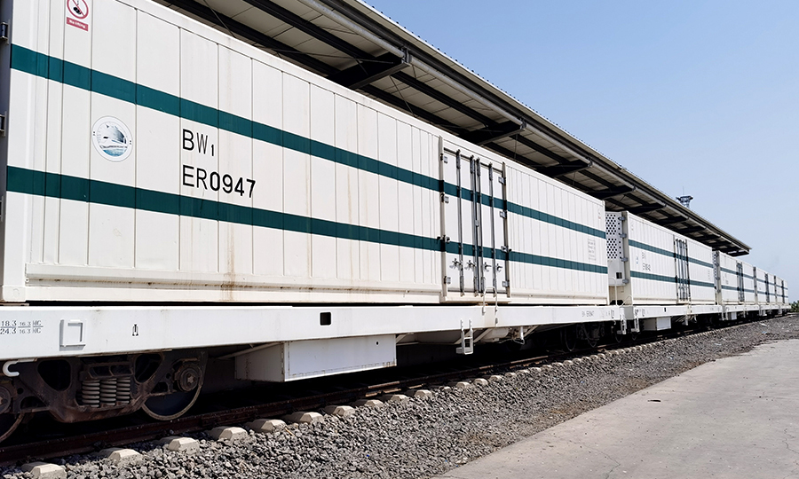 冷鏈運輸的開啟，既方便了埃塞新鮮農產品出口吉布提甚至更遠地區，也方便吉布提海鮮出口埃塞內地，是一個多方共贏的運輸模式。今后，吉布提的海鮮和埃塞的蔬菜水果可更加便利地走進兩國民眾的餐桌，提高兩國民眾的生活水平。圖為機械冷藏車抵達吉布提。