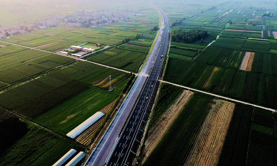 中鐵十四局三公司承建該工程第八標段，線路全長22.59公里。主要控制性工程有邳蒼分洪道特大橋、蘭陵互通，其中邳蒼分洪道特大橋為全線最長特大橋。邳蒼分洪道特大橋左幅和蘭陵互通已交工通車。圖為左幅通車的京滬高速公路改擴建工程蘭陵段。