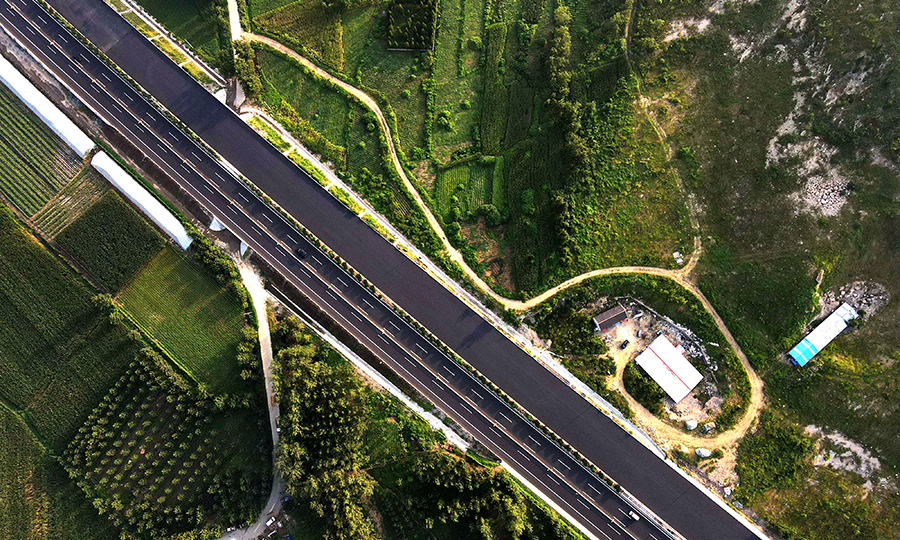 據悉，京滬高速公路改擴建工程作為連接北京上海交通大動脈的改擴建工程，要求不斷交施工，需要左右幅交替交通導改保通，安全保暢壓力大。同時面臨著工期緊、施工壓力大、環保壓力大、疫情防控形勢嚴峻、高溫作業等多方面考驗。圖為左幅通車的京滬高速公路改擴建工程蘭陵段。