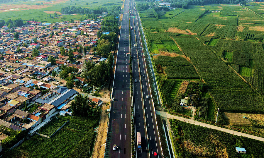 在舊橋改造中，梁板頂升采用同步頂升系統；翼緣板局部混凝土采用切縫預裂法鑿除；濕接縫、伸縮縫采用鋼纖維微膨脹混凝土澆筑。邳蒼分洪道特大橋舊橋橋面鋪裝施工中全國首次采用C50輕骨料混凝土，同時引進全自動桁架式輥軸攤鋪機，多措并舉確保了新舊橋梁拼接、建設質量。新舊路基銜接處鋪筑土工合成材料，對新老路銜接處補強夯實，保證路基銜接質量。圖為左幅通車的京滬高速公路改擴建工程蘭陵段。