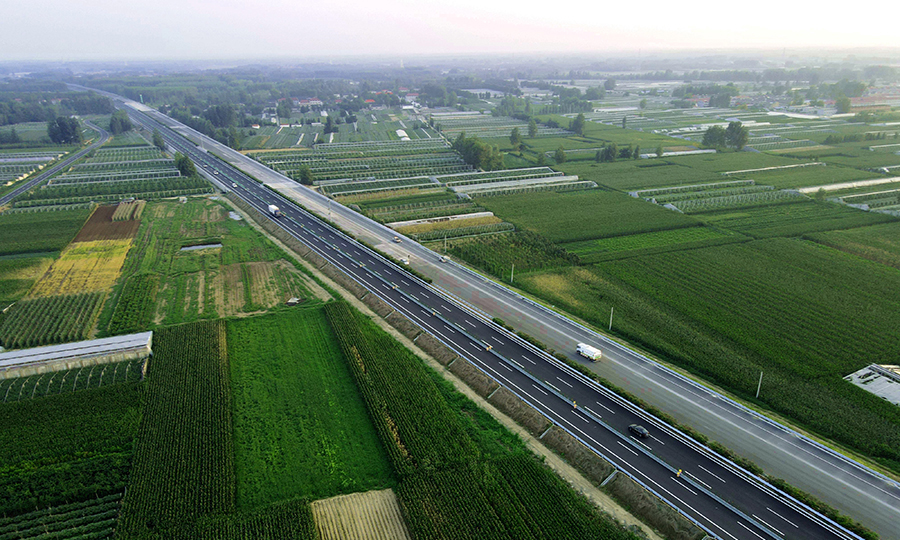 瀝青面層施工過程中，項目部采用一臺SP1860-3超大型抗離析攤鋪機進行一次性全斷面攤鋪，解決了傳統作業方式可能產生的縱向接縫、平整度不均等問題，整體施工效率顯著提升。圖為左幅通車的京滬高速公路改擴建工程蘭陵段。