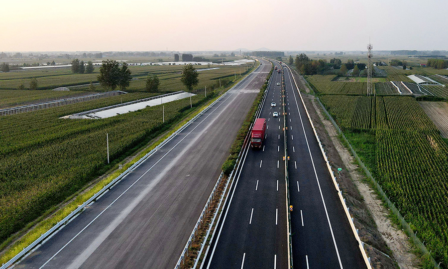 項目建成后，將大大提高京滬高速公路的通行能力和服務水平，對更好服務沂蒙老區建設，助推新舊動能轉換，促進沿線地區乃至山東省中南部地區的經濟社會發展產生更大的影響。圖為左幅通車的京滬高速公路改擴建工程蘭陵段。