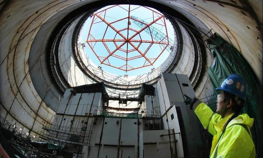 安全殼頂封頭類似蛛網的構造，跨度大、安全可靠。