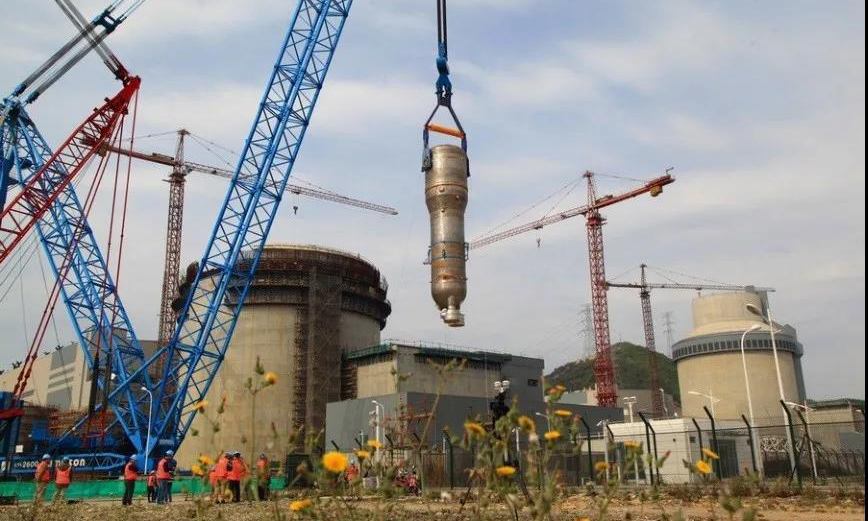 大件吊裝起重機機身粗大，這工業藍，力量十足，無形中提升了駕駛者的自豪感，也考驗著精細度。