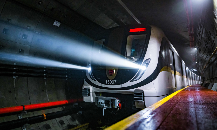 上海軌道交通15號線全線通車運營后，將成為國內首條開通具備最高等級全自動駕駛大容量軌道交通線路。圖為列車在地下段進行調試。（祁稼昊 攝）