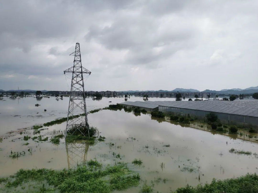 中國節能所屬中節能太陽能股份有限公司的華東區、華中區，在江蘇、浙江、安徽、上海、湖北、江西等長江流域分布著大大小小36座光伏電站。2020年7月22日，長江流域又迎來了新一輪強降雨天氣，防汛仍處于關鍵期。中節能太陽能公司黨委進一步部署華東區、華中區各電站積極開展自救互救工作，積極發揮各級黨組織和全體黨員的帶頭作用，全力以赴做好防汛保電工作，切實為防汛一線筑牢“光明防線”。