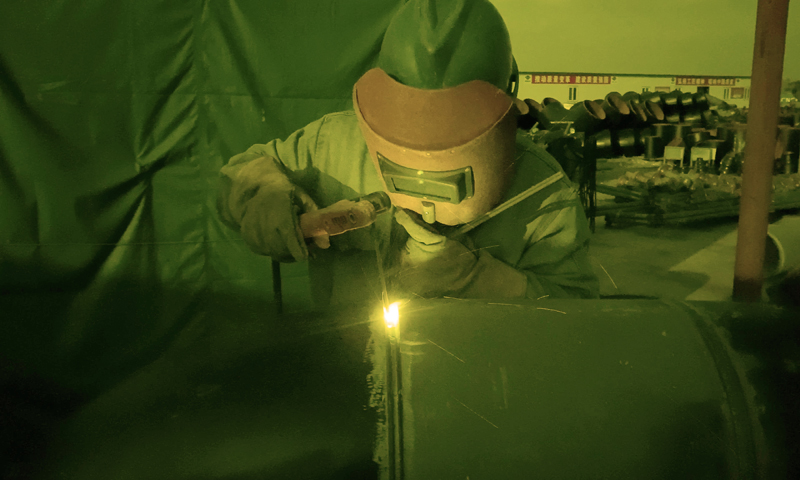 項目部精心組織、合理安排，在保證安全質量的前提下，高效完成本次氣化爐烘爐節點，為后續項目順利完成奠定了堅實基礎。圖為工作人員進行15CrMo材質工藝管道預制焊接作業。