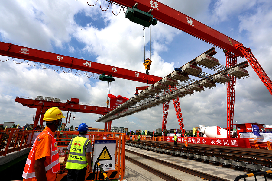 該線路設計時速高達160公里，全線參考高鐵標準建設。開通后，將實現廣州中心城區與南沙新區的快速軌道交通聯系，為粵港澳大灣區建設插上騰飛的翅膀。圖為首節軌排起吊。（彭特 攝）