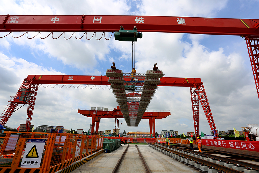 圖為首節軌排起吊。（彭特 攝）