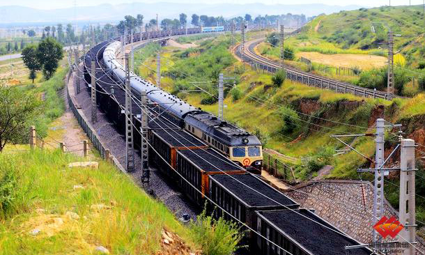 進入7月份，包神鐵路集團神朔鐵路公司緊抓煤炭市場“迎峰度夏”黃金時期，緊盯年度運輸任務目標，確保一體化運輸任務持續高位運行。7月12日，包神鐵路全線單日運量完成237列、99.9萬噸，再創歷史最高紀錄。其中，神朔鐵路單日運量完成209列、87.9萬噸；神池南口單日接車215列、交車211列，均創歷史新高。