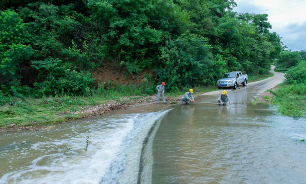 國家能源集團廣水風電公司金山風電場運維檢修人員對進入風場道路積水路段進行特別巡。