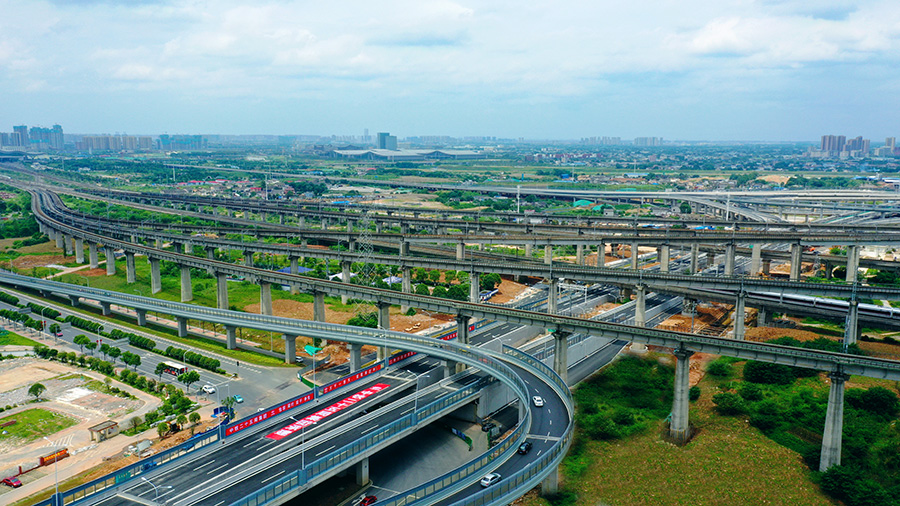 中鐵二十五局三公司承建標段為廣鐵集團近十年最大的涉鐵工程，安全風險高、施工難度大。項目建設者采用U形槽框架梁結構成功連續下穿武廣高鐵、滬昆高鐵、長沙動車走行線等8條運營高鐵線，確保了安全、質量和各項節點工期。圖為中鐵二十五局三公司湘府東路項目下穿8條高鐵線路線涉鐵段通車。（劉胡 攝）