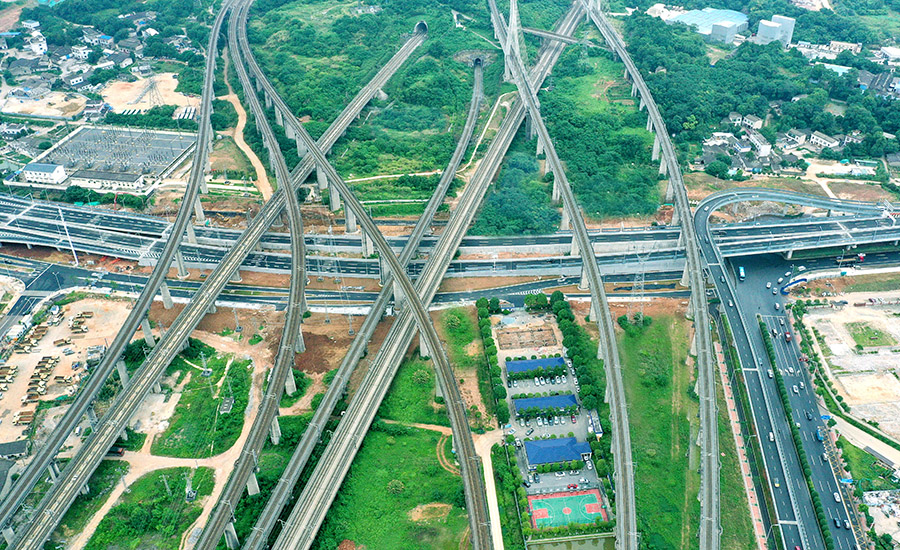 據悉，湘府快速路的開通對長沙南部城市空間升級有著重要作用，將有力緩解城區東南部的交通出行壓力,加速南部組團間的聯系，滿足沿線區域交通需要，促進城市南部區域發展，對實現長沙市區快速路的成環成網格局具有重要“拼圖”意義。圖為中鐵二十五局三公司湘府東路項目下穿8條高鐵線路線涉鐵段通車。（向雅斯 攝）