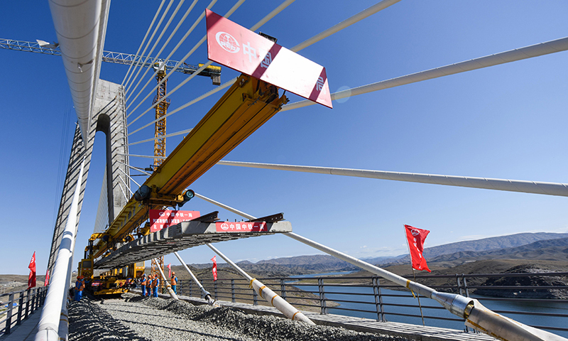 圖為7月2日，中鐵一局的施工人員在阿富準鐵路阿勒泰至富蘊段進行鋪軌作業。（新華社記者 丁磊 攝）