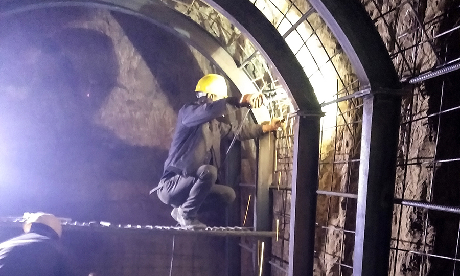 施工過程中，因工程所在位置屬青藏高原祁連山中間隆起帶，施工風險高。為確保施工安全，項目團隊采取短進尺，強支護方案，特別是在明渠、倒虹吸及渡槽施工中，存在邊坡不穩、基坑涌水、黃土狀渠基濕陷問題，技術人員采用“換基”措施，挖除原有濕陷性黃土地基，換填砂礫石或灰土，有效解決了地基滲水和沉陷問題。圖為現場工人正在施工。