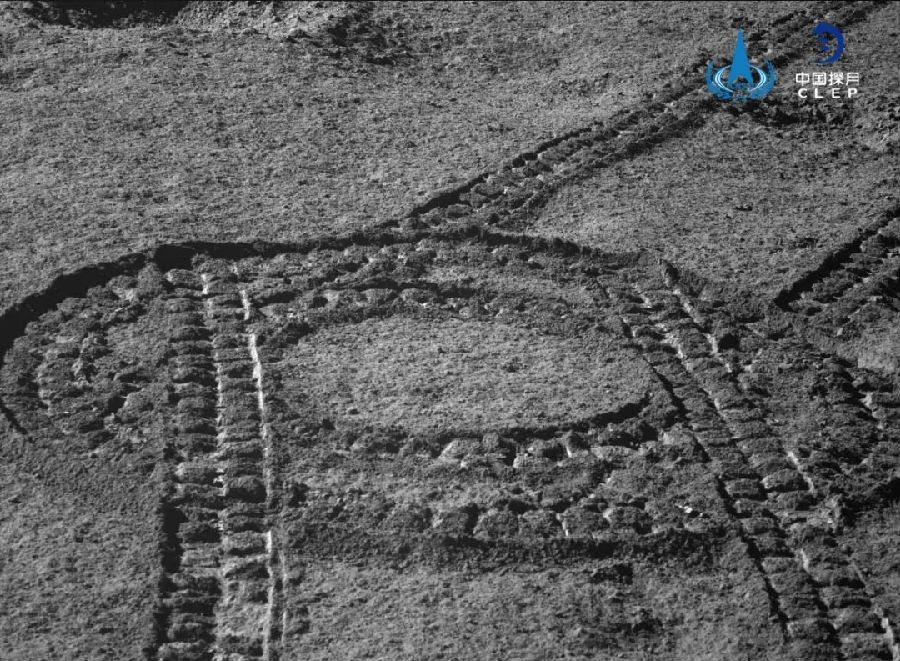 在本月晝期間，兩器搭載的科學載荷將按計劃開機，繼續(xù)開展科學探測工作?；诘?7月晝LET01704點全景相機拼接影像、DOM影像等數(shù)據(jù)情況，在“玉兔二號”月球車當前位置西南方向約3米處，發(fā)現(xiàn)一個直徑約為1.3米、深度不超過20厘米的小坑，小坑中央及東南方向存在反射率較高的物質(zhì)，同周圍月壤的亮度有明顯區(qū)別。本月晝將重點利用紅外成像譜儀對該小坑進行探測。