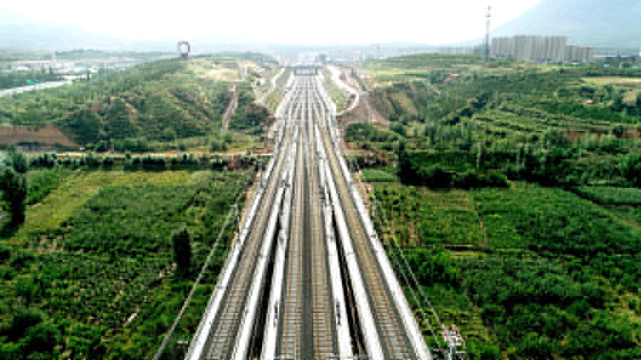 自5月中旬開始，中鐵二十局200多名參建者圍繞“抗疫情保節點、擔使命保精品”主題吹響了“大干60天，完成綠植補強、臨時工程整治等施工任務”的號角。圖為戴家營1號大橋完工后的臨邊綠植場景。（曲志忠 攝）