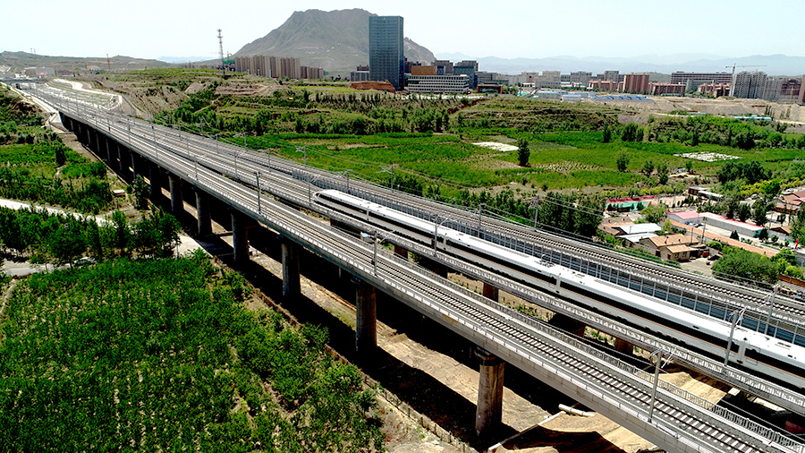 6月4日，由中國鐵建所屬中鐵二十局承建的北京2022年冬奧會配套工程——崇禮鐵路二標順利完成30公里高鐵綠色長廊工程。施工建設中，中鐵二十局建設者采取換填營養土植樹等工序控制苗木成活率，并累計栽培苗木151萬株，實現了打造業主綠色長廊的目標，成為全線首家完成此項工作的標段。圖為已完成臨邊綠化施工的戴家營1號大橋。（曲志忠 攝）