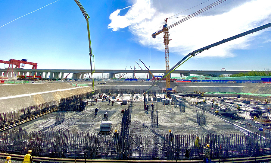 圖為京雄城際雄安牽引變電所基礎澆筑施工現場。（王晨軍 攝）