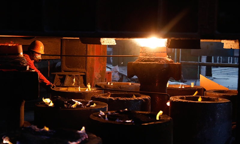 北重集團特鋼事業部全力以“復”，跑出生產“加速度”，努力交出復工達產成績單。圖為北重集團特鋼事業部操作人員在鋼錠作業區確定澆注情況。（文/圖 郭新燕 ）（文/圖 郭新燕 ）