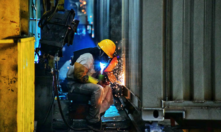 圖為漳州中集集裝箱有限公司工人抓緊時間趕工期。