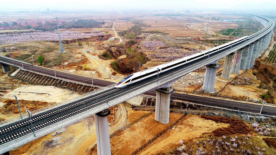 近日，北京2022 年冬奧會配套基建工程崇禮鐵路質量品質提升工程正式啟動。在施工中，中國鐵建所屬中鐵二十局崇禮項目部開展60天勞動競賽活動，對全線軌道工程進行“無死角”嚴查。圖為已完工的趙川鎮高架特大橋雄姿。（曲志忠 攝）