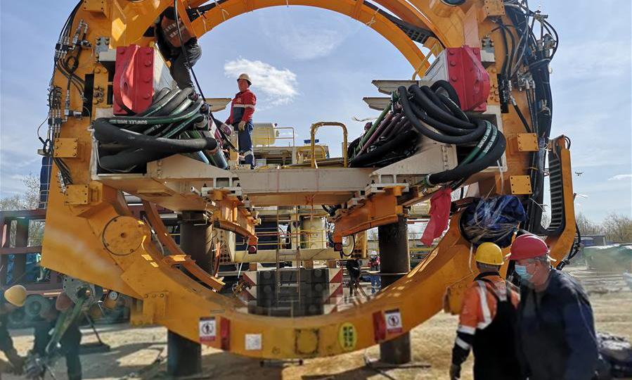 4月9日，在俄羅斯首都莫斯科，工作人員進行盾構機拼裝作業。 新華社發
