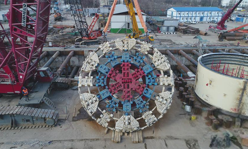 3月23日，在俄羅斯首都莫斯科的施工現場，“勝利號”盾構機的刀盤在吊裝中。 新華社發