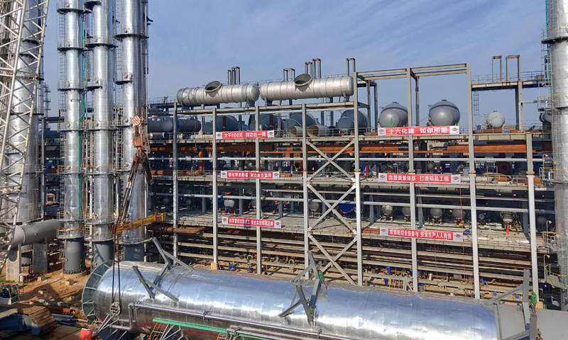 中國化學工程湖北三寧乙二醇項目乙二醇片區凈化片區包四標段的安裝施工總承包工程由中國化學工程所屬十六公司承建。圖為吊裝現場。