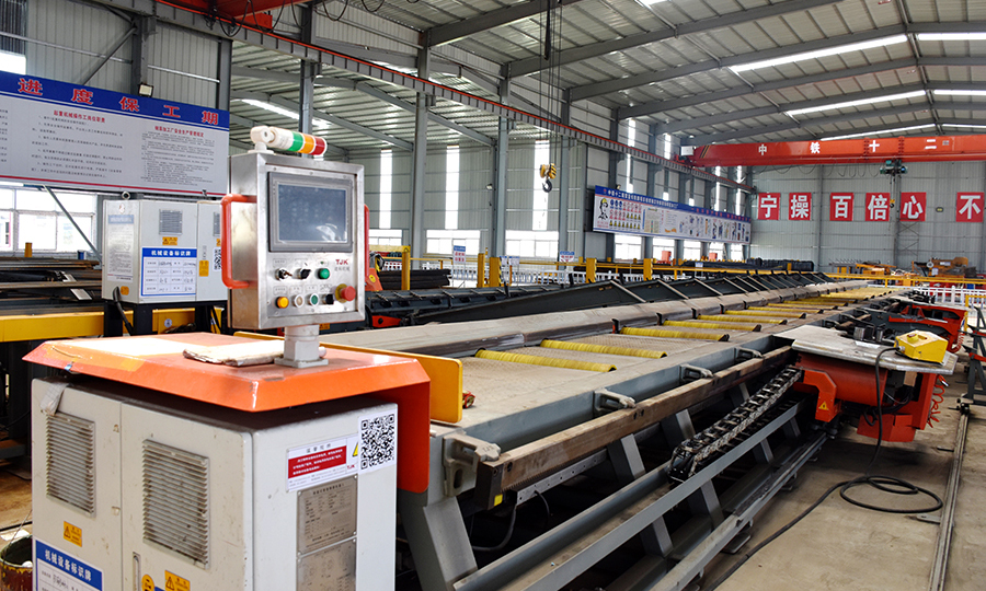 依托智能化管理系統，占地160余畝的漢壽制梁場實現了自動化加工生產，大型機械設備僅需5人操作，這種精干高效的隊伍模式在復工復產中展現出巨大優勢。圖為漢壽制梁場應用了國家級科技成果重點推廣計劃項目——智能鋼筋自動剪切機器人，只要在電子終端輸入加工參數，即可實現鋼構件自動精確加工生產。（程蕾 攝）