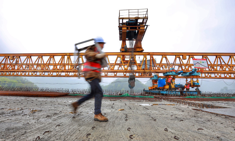 圖為4月8日，中鐵四局施工人員在都安高速巖坡哨特大橋上施工。（新華社記者 劉續 攝）