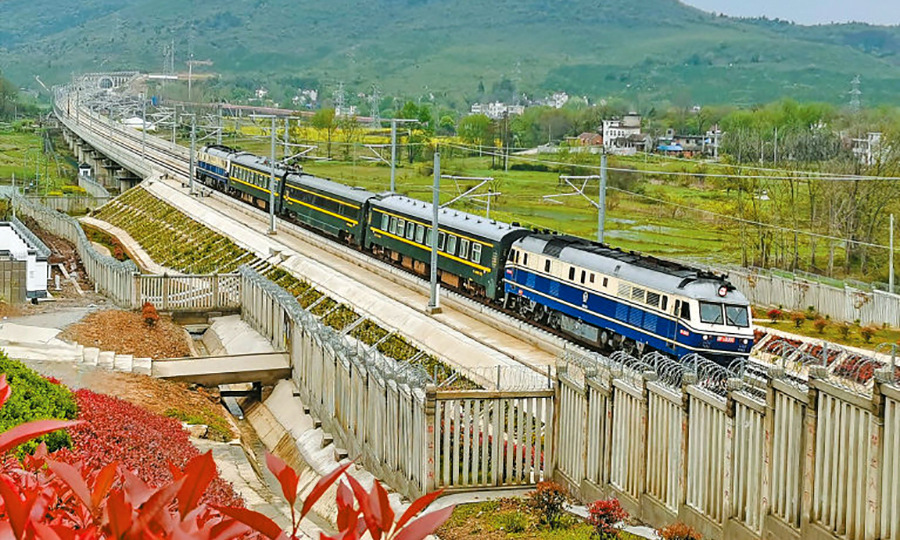 4月1日，“華東第二通道”——商合杭高鐵合肥至湖州段聯調聯試正式啟動。商合杭高鐵正線全長794.55公里，設計時速350公里，是安徽省境內一次性建設里程最長、標準最高的高速鐵路。圖為檢測列車駛過中國鐵建大橋局承建的廟前特大橋。（孔令斌 攝）