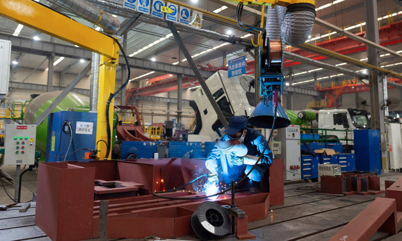 4月3日，工人在位于湖北襄陽的江山重工生產車間工作。新華社發（謝劍飛 攝）