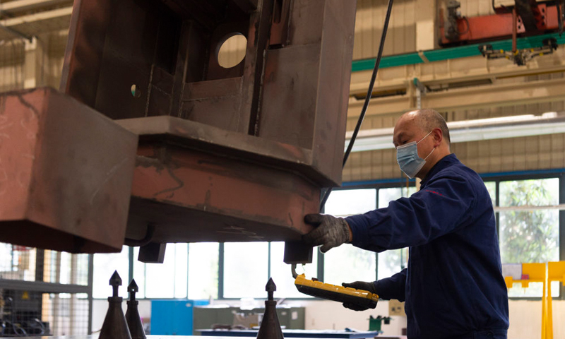 4月3日，工人在位于湖北襄陽的江山重工生產車間工作。新華社發（謝劍飛 攝）