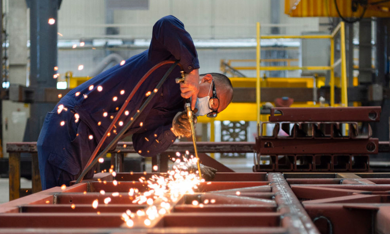 4月3日，工人在位于湖北襄陽的江山重工生產車間工作。新華社發（謝劍飛 攝）
