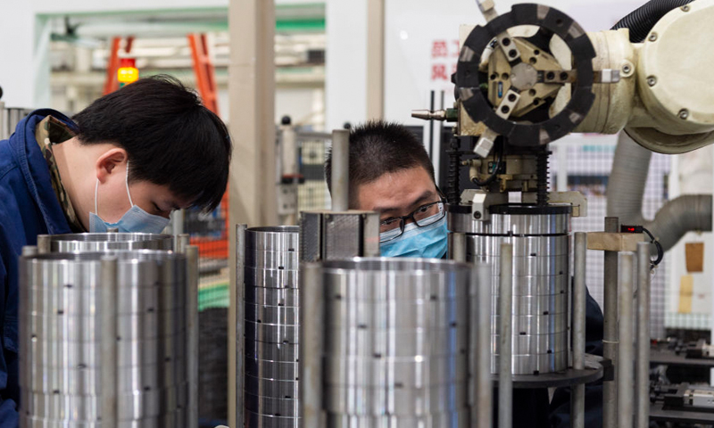 4月3日，工人在位于湖北襄陽的江山重工生產車間工作。新華社發（謝劍飛 攝）