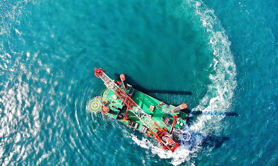 近日，中國鐵建港航局船舶公司“鐵建風電01”風電安裝船從江蘇啟東解纜離泊，歷經7天的航行，安全抵達陽江二號錨地，順利完成首航，實現人機磨合，成功檢驗了船舶綜合性能。圖為進行大回轉試驗。