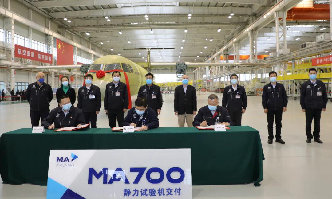 3月27日，“新舟”700靜力試驗機在西安閻良順利實現交付。靜力試驗機的交付是“新舟”700項目研制的重要節點之一，也是2020年以來，項目團隊執行防疫、復產“雙線作戰”實現的第一個年度重要目標，此次交付為后續試驗項目的全面開展奠定了基礎。圖為航空工業西飛民機、一飛院、強度所共同簽署交接證書。