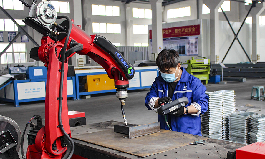 近日，隨著滿載1000多副消防水管支架的貨車從滁州汊河鎮出發駛向西安，標志著中國鐵建所屬中鐵十四局南京地鐵裝配模塊自動化生產研發基地自2019年年底成立以來，交付了第一張訂單。圖為工人調試焊接機器人程序。