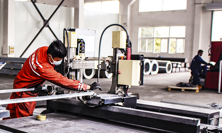 “做好產業上下游，完善供應鏈，將主動權掌握在自己手里，是保障公司在‘后疫情’市場競爭中立于不敗之地的法寶?！痹撋a基地負責人王建彬說。自復工以來，該基地先后完成焊接水管支架5500余副，完成常州地鐵2號線風管成品、半成品近3100平方米，已發貨2000平方米，為疫情期間復工創造了有利條件。圖為工人正在進行法蘭機器焊接。