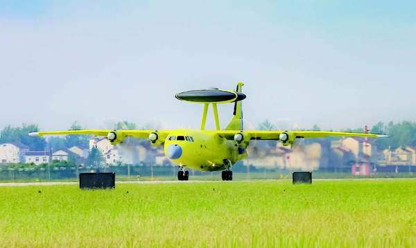 該架機是航空工業陜飛一季度均衡交付任務的最后一架機，為保證后續交付工作，公司壓縮了整機涂裝作業周期，總裝廠噴漆工段在時間緊迫、人員不足的條件下，毅然擔起重擔，順利完成任務。圖為涂裝前的空警500預警機。