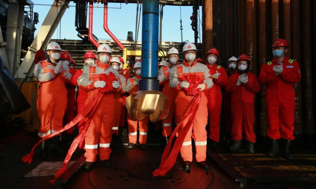 渤中19-6大型整裝凝析氣田是我國東部第一個大型、整裝、高產、特高含凝析油的凝析氣田，是全球儲量最大的變質巖凝析氣田，為油型盆地天然氣勘探打開了新局面。本次試驗區共布置8口開發井，其中包括7口生產井和1口注水井，生產井平均井深達5170米以上，創渤海油田開發項目紀錄。試驗區油田建成后，預計高峰年產氣3.3億立方米，高峰年產油30.2萬立方米。