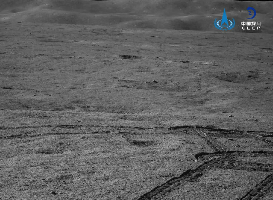 在遙遠的月球背面，經歷14天的月夜后，太陽光再次照射在嫦娥四號著陸器和“玉兔二號”月球車上，嫦娥四號著陸器和“玉兔二號”月球車再次“復工”，分別于18日23時38分和7時30分自主喚醒，進入第16月晝工作期。經地面確認，兩器狀態良好，工況正常，按計劃開展新一輪科學探測工作?！坝裢枚枴痹虑蜍囅蛐碌哪繕它c行駛探測，再次開啟在月球背面的探索之旅。