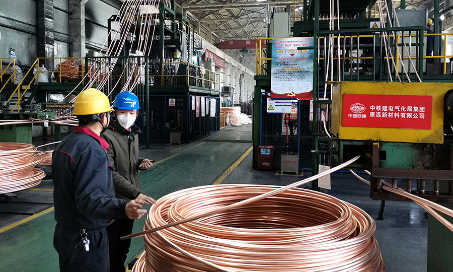 康遠公司獲批復工當日，99名首批獲準返崗人員按時到崗，車間設備正常運轉投產，到崗人員逐步開始24小時倒班，努力恢復產能，力爭奪回失去的生產時間。圖為全國五一勞動獎章獲得者、熔煉班組長孫小清（左一）與熔煉黨員先鋒崗帶頭人確定生產安排。