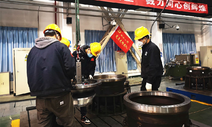 近日，航天科技四院各單位在嚴控和評估疫情影響基礎上，對任務進度恢復開展安全質量風險評估，提前落實安全質量生產管控應急措施，細化生產方案、強化過程監控，確?？蒲猩a安排科學有序、保質保量、安全實施。圖為41所102室推力向量綜合試驗室合理安排試驗進度，在現有條件下高效完成復工后首發試驗任務。