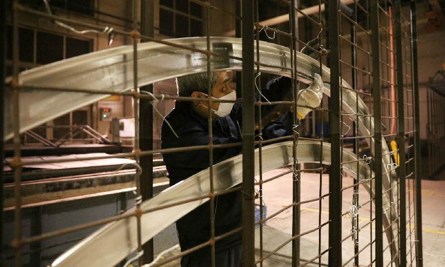 近日，為確保型號任務交付節點，航天科技一院211廠各單位按照彈性工作方案，統籌安排好各項工作。圖為該夜幕降臨，廠房內燈火通明，該廠鈑金車間員工在綁扎產品。