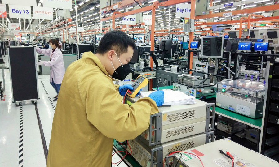 近日，航天科技八院808所順利完成200余套設備的計量任務，助力醫療設備生產線順利重啟，該生產線生產的心臟監視儀已第一時間運抵武漢。圖為該所計量人員工作場景。（索軒 攝）