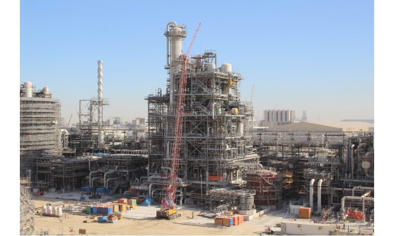 針對疫情帶來的勞動力不足問題，中國化學工程三化建沙特哈拉德項目經理部緊急增招外籍勞務400多人。目前，現場有中國籍員工476人，使用外籍勞務1191人。隨著圖紙、材料和設備的陸續進場，現場先后組織掀起結構、工藝、電氣等專業施工熱潮?，F場已完成鋼結構安裝9425噸,設備安裝255臺/套，管道預制和安裝36828DB,電氣儀表橋架安裝79529米，各類動力電纜敷設172470米。