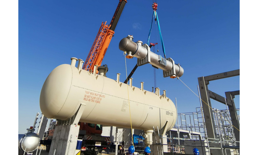 中國化學工程三化建新加坡分公司在手的林德氣化和耐思特再生油兩個項目有中外員工700多人，自大年初四復工以來，項目施工生產與后勤保障均運行平穩。