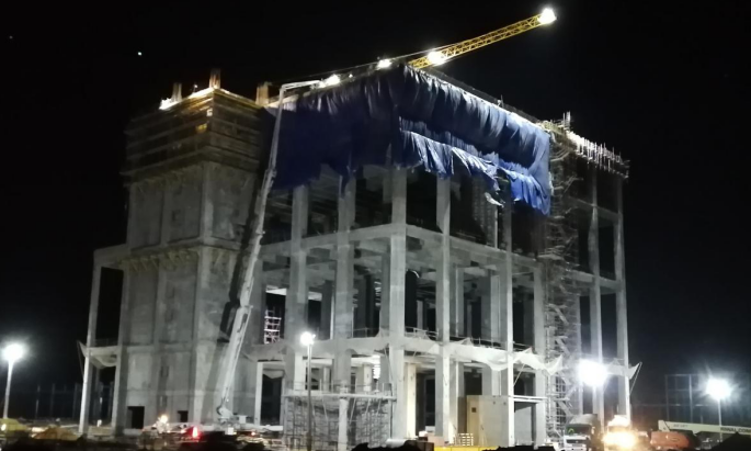 近日，中國化學工程天辰公司承接的哈薩克斯坦IPCI項目擠出機廠房混凝土框架歷經16個小時的連續澆筑，順利實現封頂。作為全廠最高的混凝土框架結構（凈高40余米），擠出機廠房的順利封頂標志著哈薩克斯坦IPCI項目全面進入安裝階段。